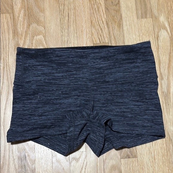 Lululemon Size 4 Yoga Exercise Shorts - Picture 1 of 3